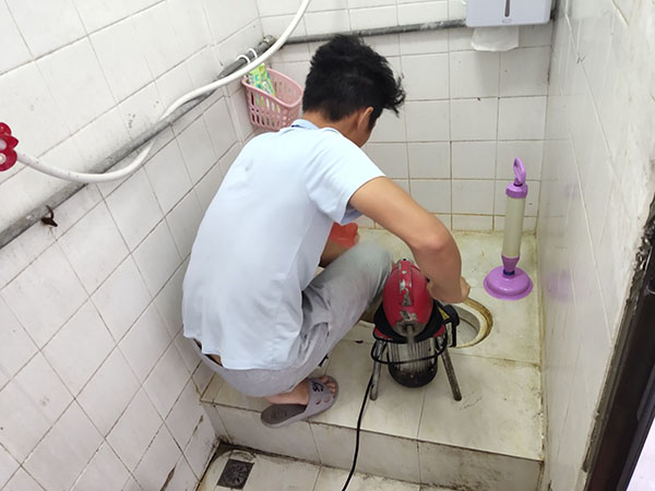 民乐管道堵塞冒臭气 专业师傅现场解决问题